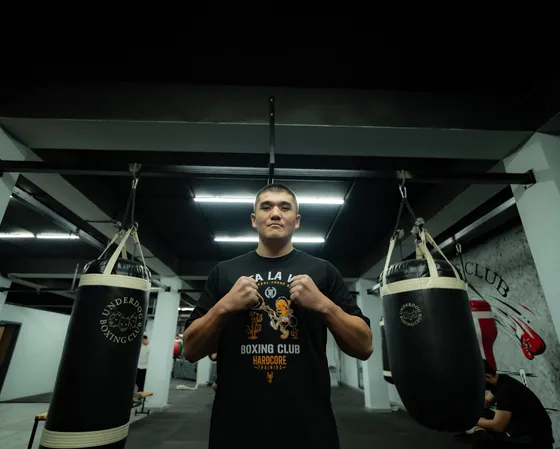 Боксёр между фирменными мешками Underdog Boxing Club