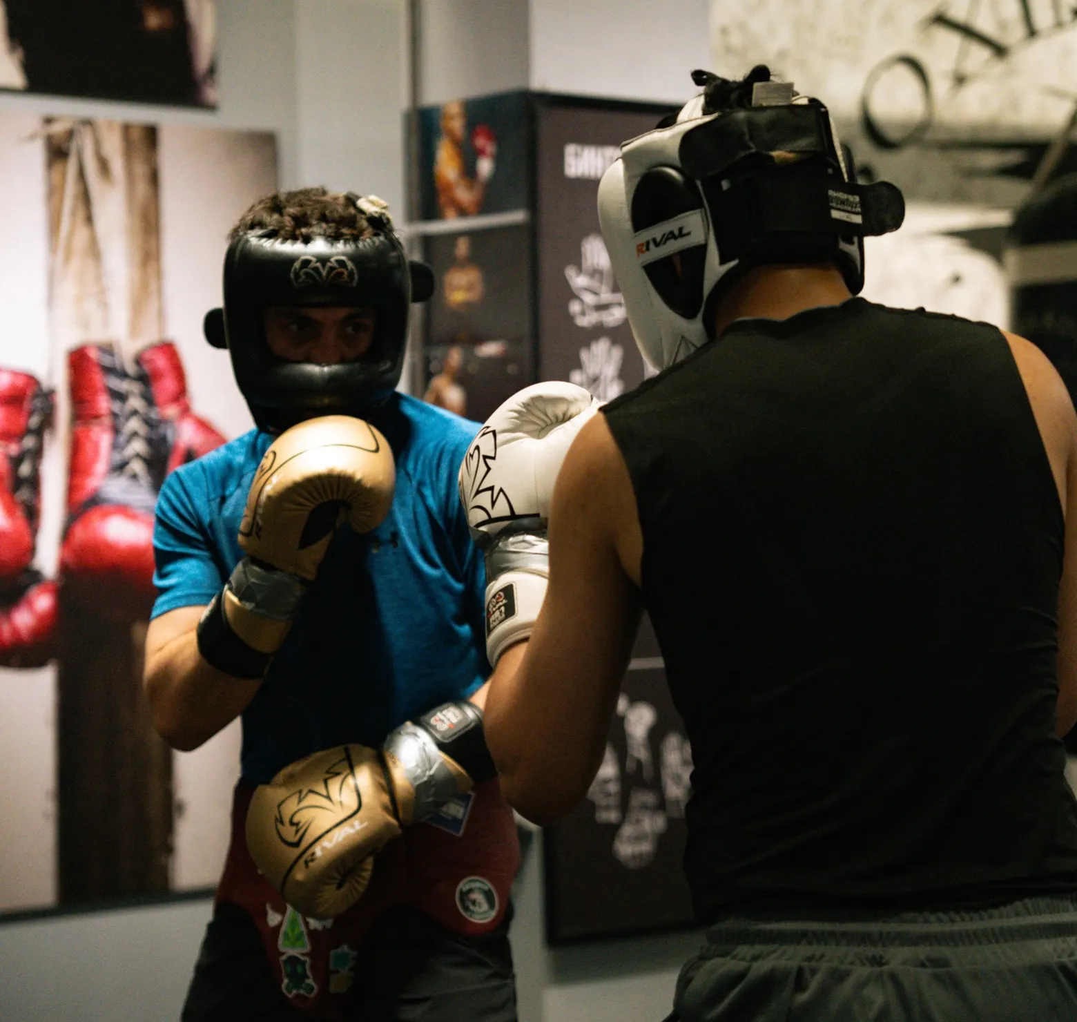 Спарринг в шлемах в зале Underdog Boxing Club